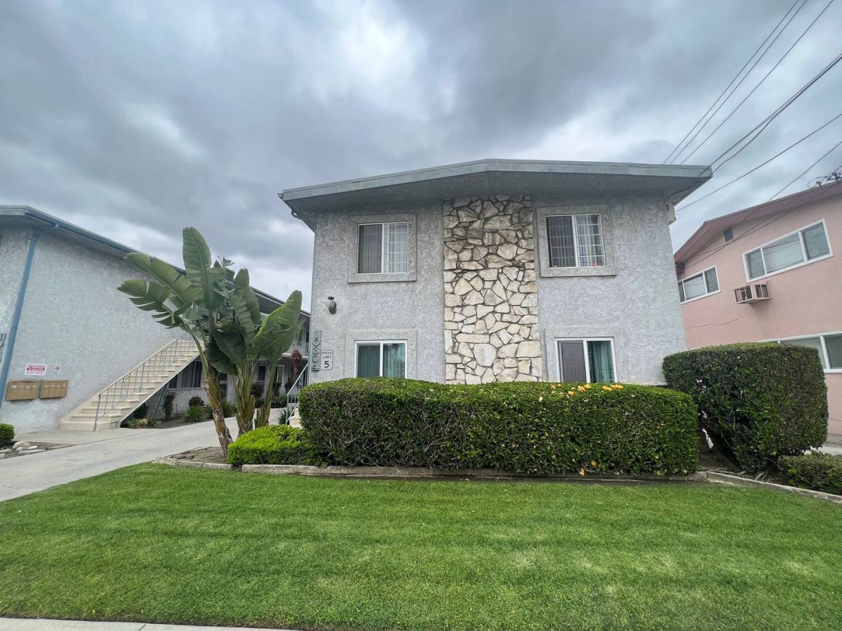 Apartment for rent at 10300-10304 La Reina Ave, Downey, CA 90241