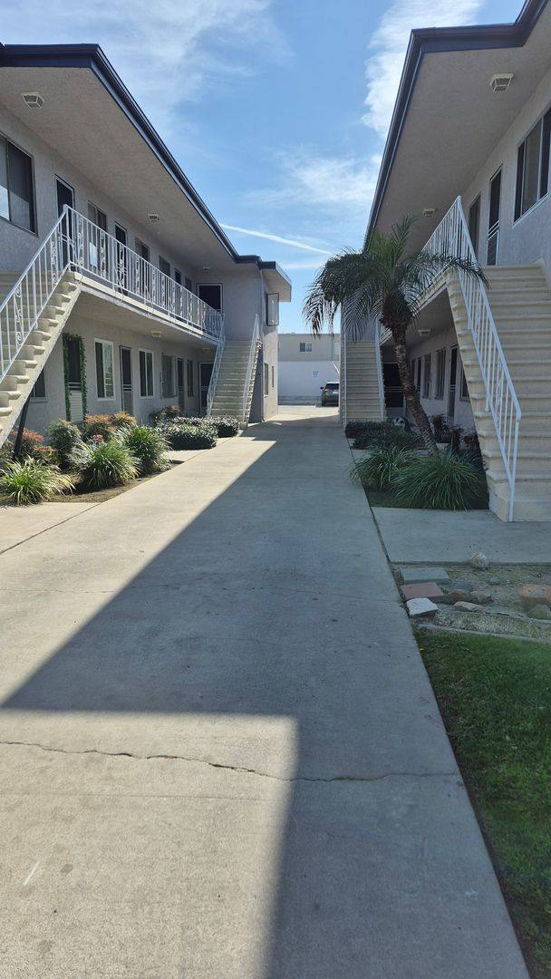 Apartment for rent at 10300-10304 La Reina Ave, Downey, CA 90241