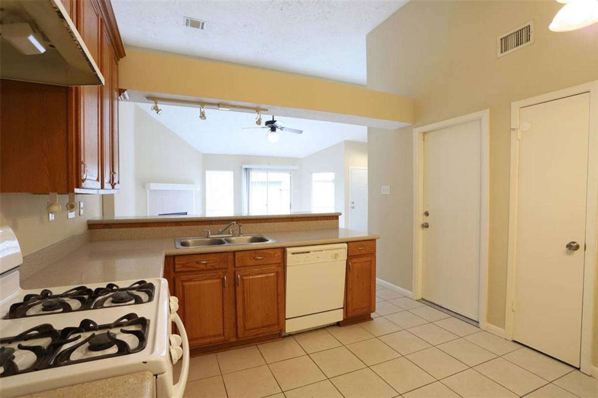 House for rent at 11011 Shadowfield Dr, Houston, TX 77064