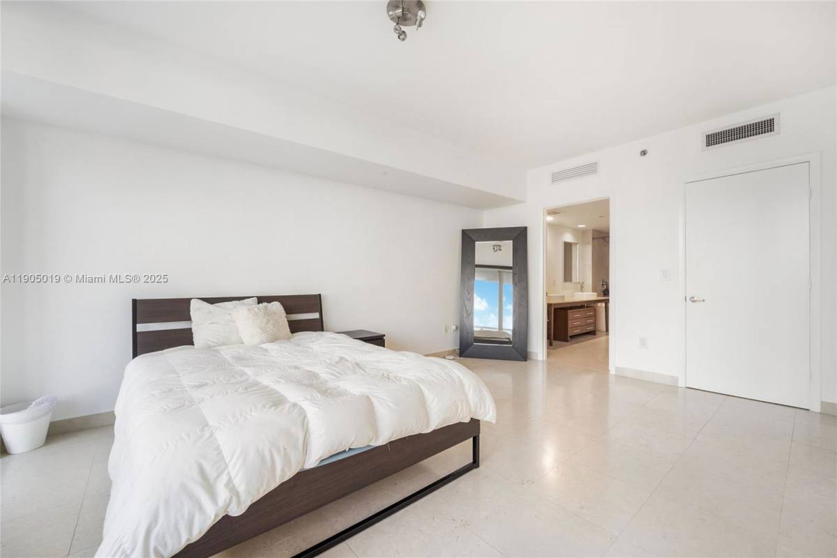 Apartment for rent at 495 Brickell Ave, Miami, FL 33131