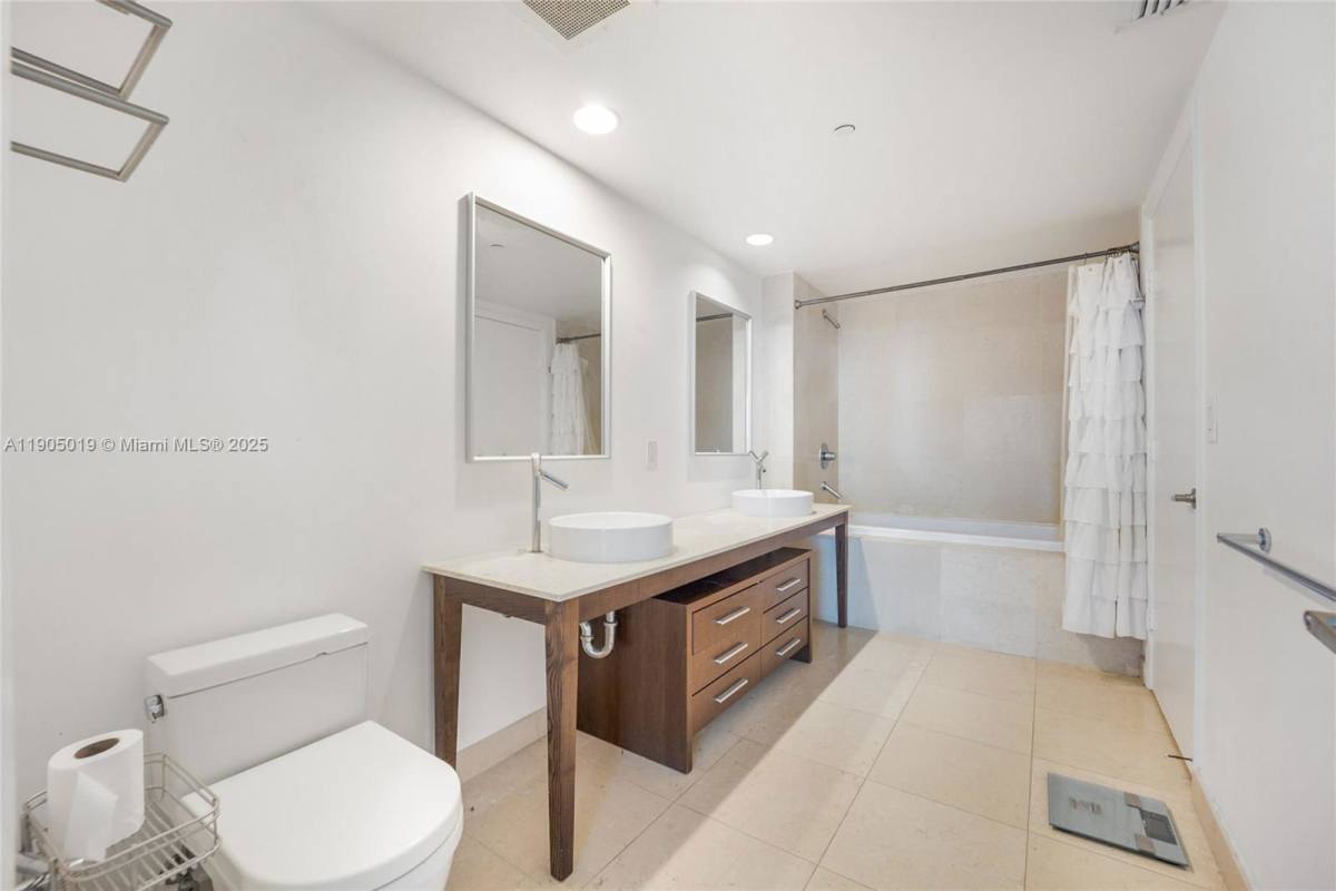 Apartment for rent at 495 Brickell Ave, Miami, FL 33131