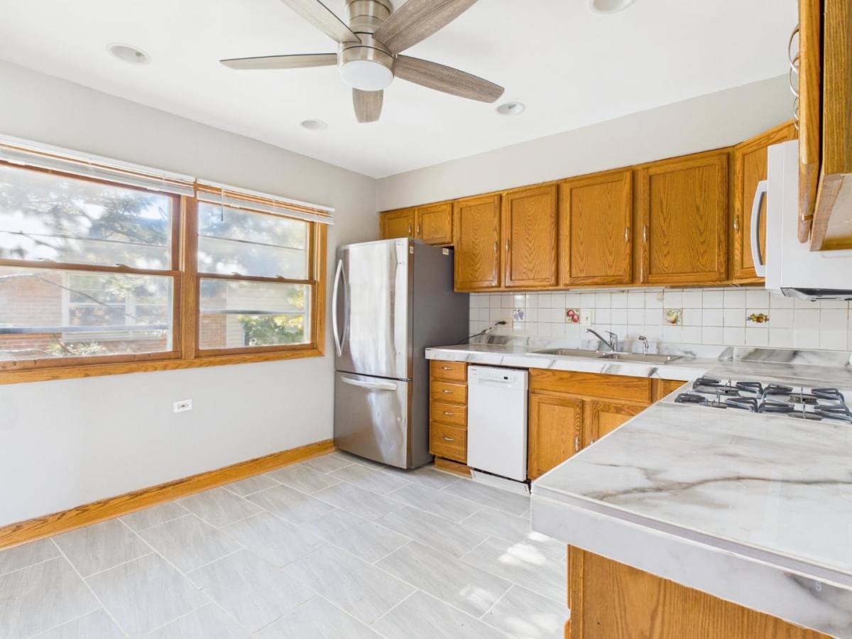 Apartment for rent at 755 Dulles Rd E, Des Plaines, IL 60016