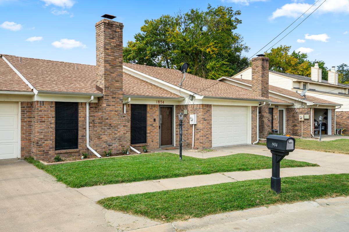 Townhouse for rent at 1876 Woodside Lane, Sulphur Springs, TX 75482