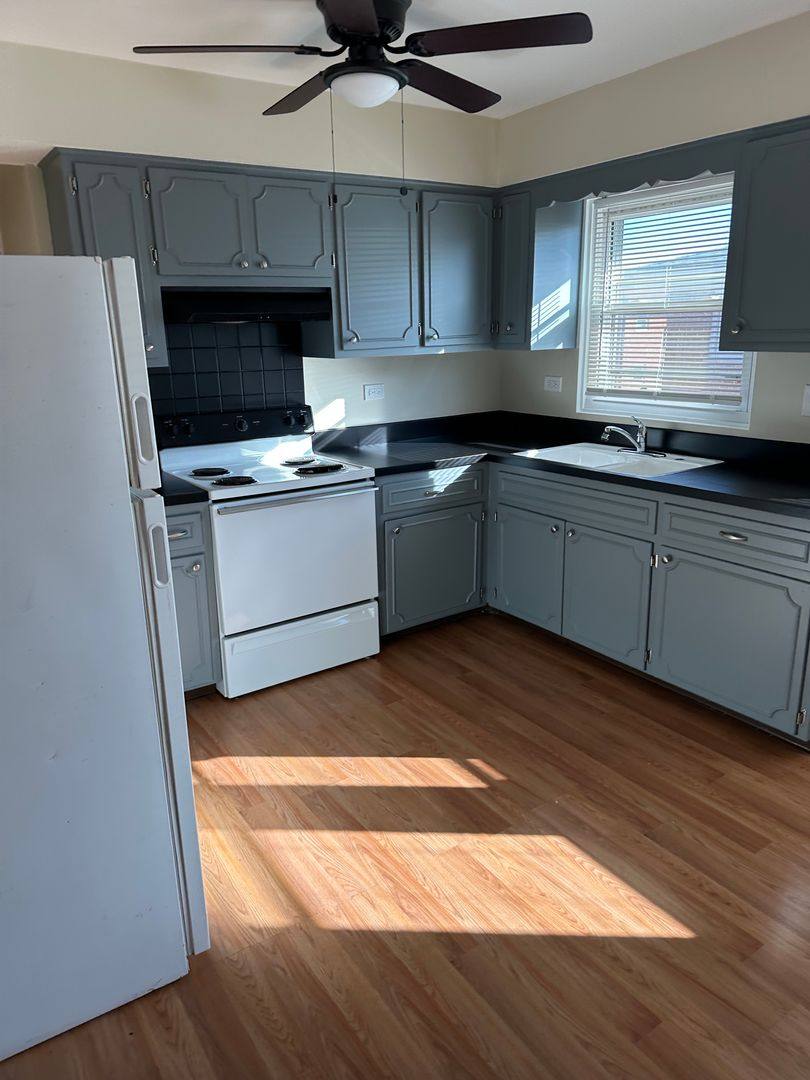 Apartment for rent at 9457 Maple Dr, Des Plaines, IL 60018