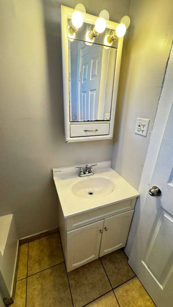 Apartment for rent at 5607 S Green St, Chicago, IL 60621