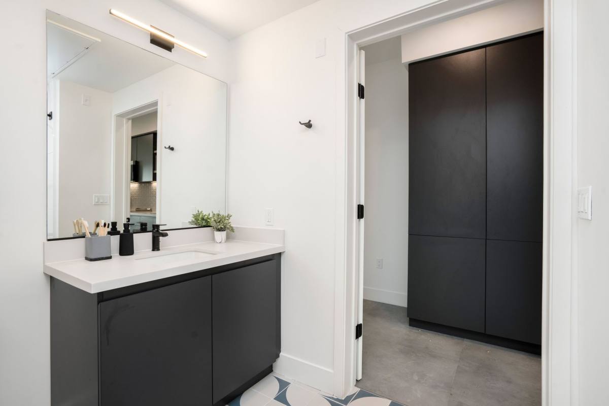 Apartment for rent at 3450 W 43rd St, Los Angeles, CA 90008