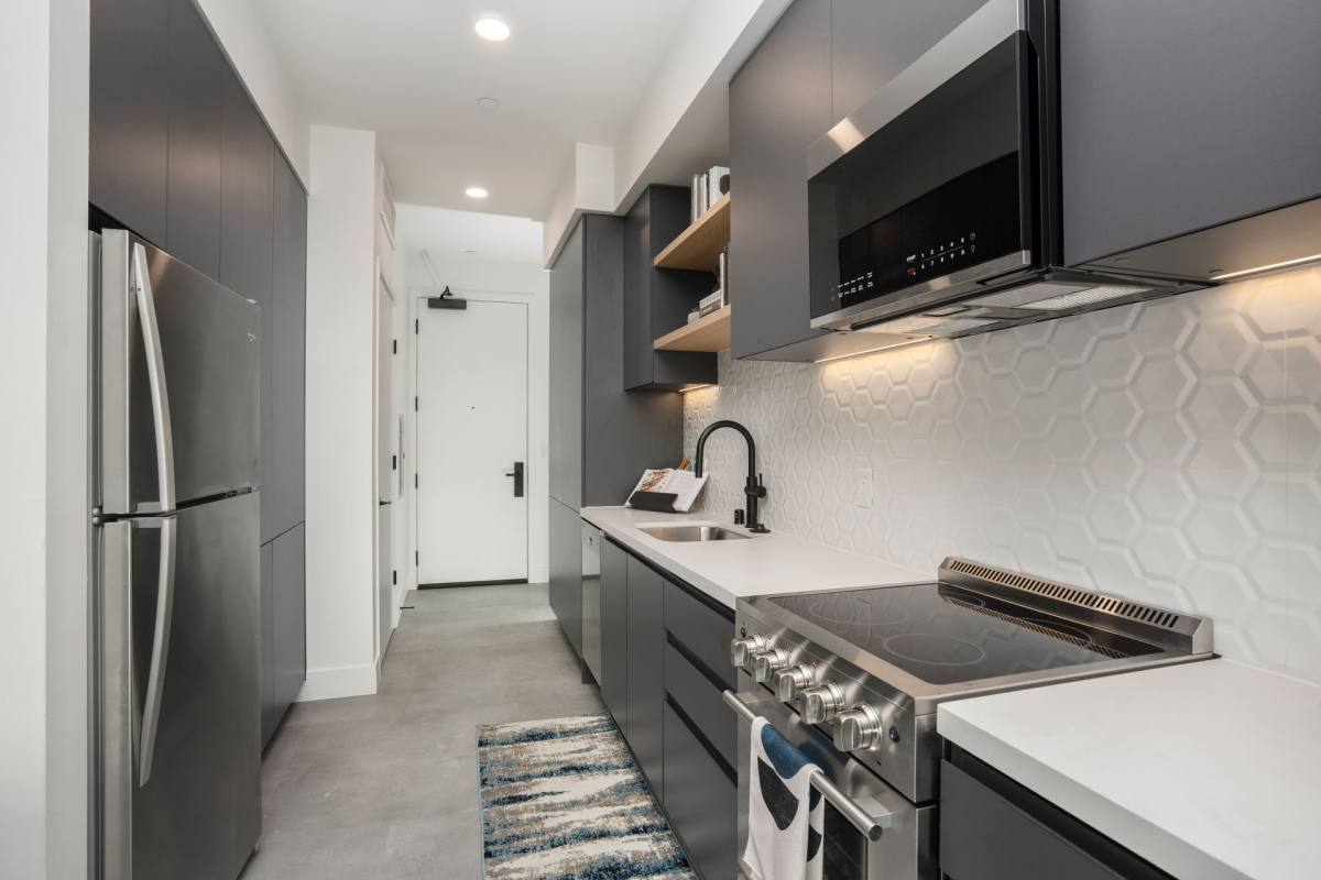 Apartment for rent at 3450 W 43rd St, Los Angeles, CA 90008