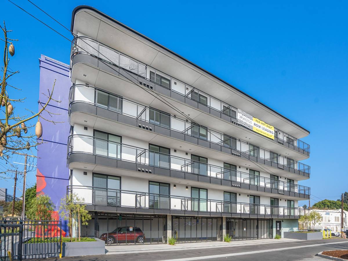 Apartment for rent at 3450 W 43rd St, Los Angeles, CA 90008