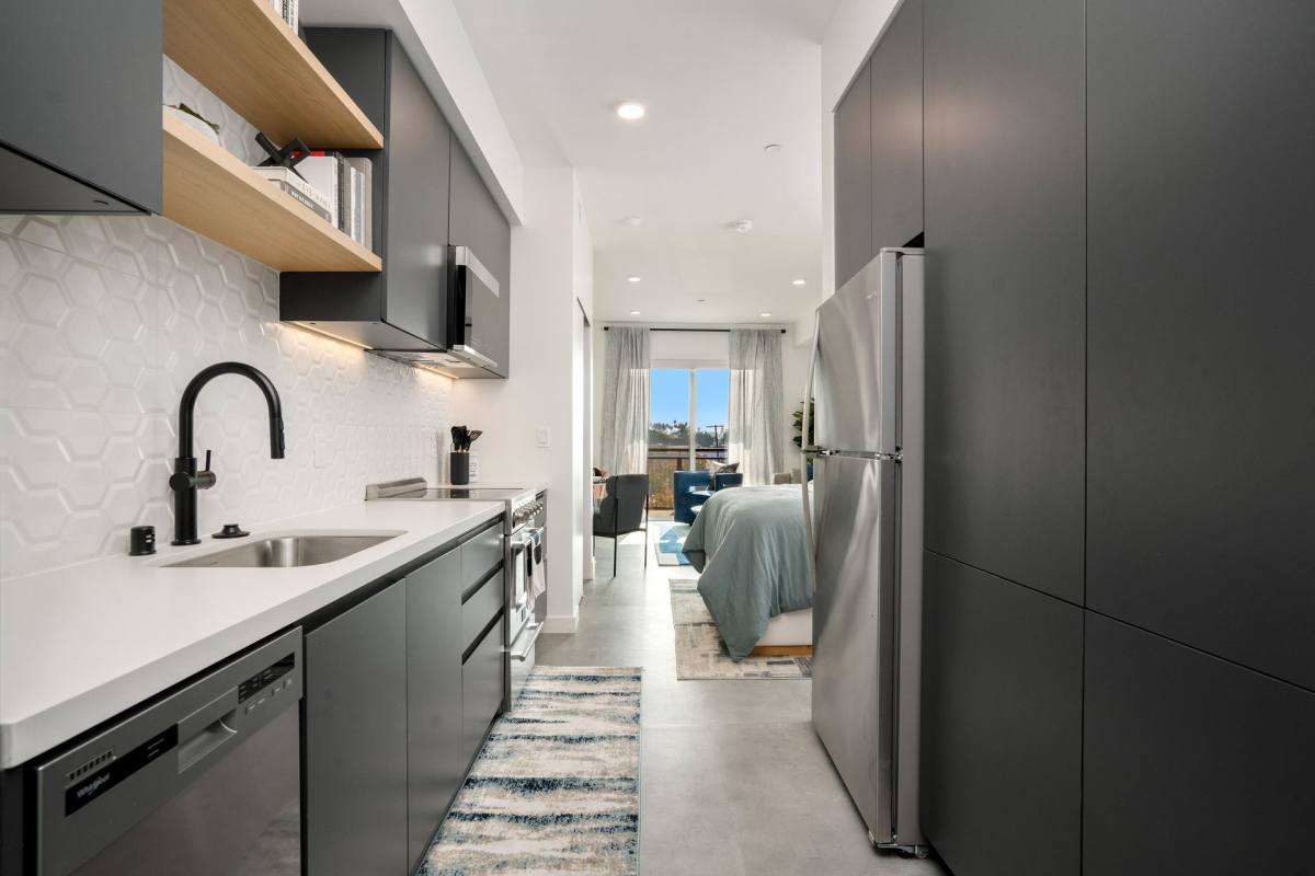 Apartment for rent at 3450 W 43rd St, Los Angeles, CA 90008