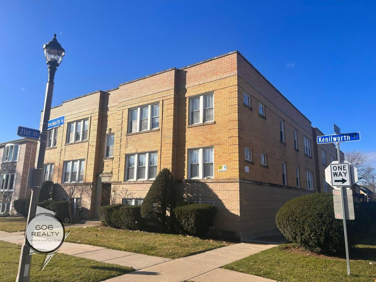 Apartment for rent at 2100 S Kenilworth, Berwyn, IL 60402