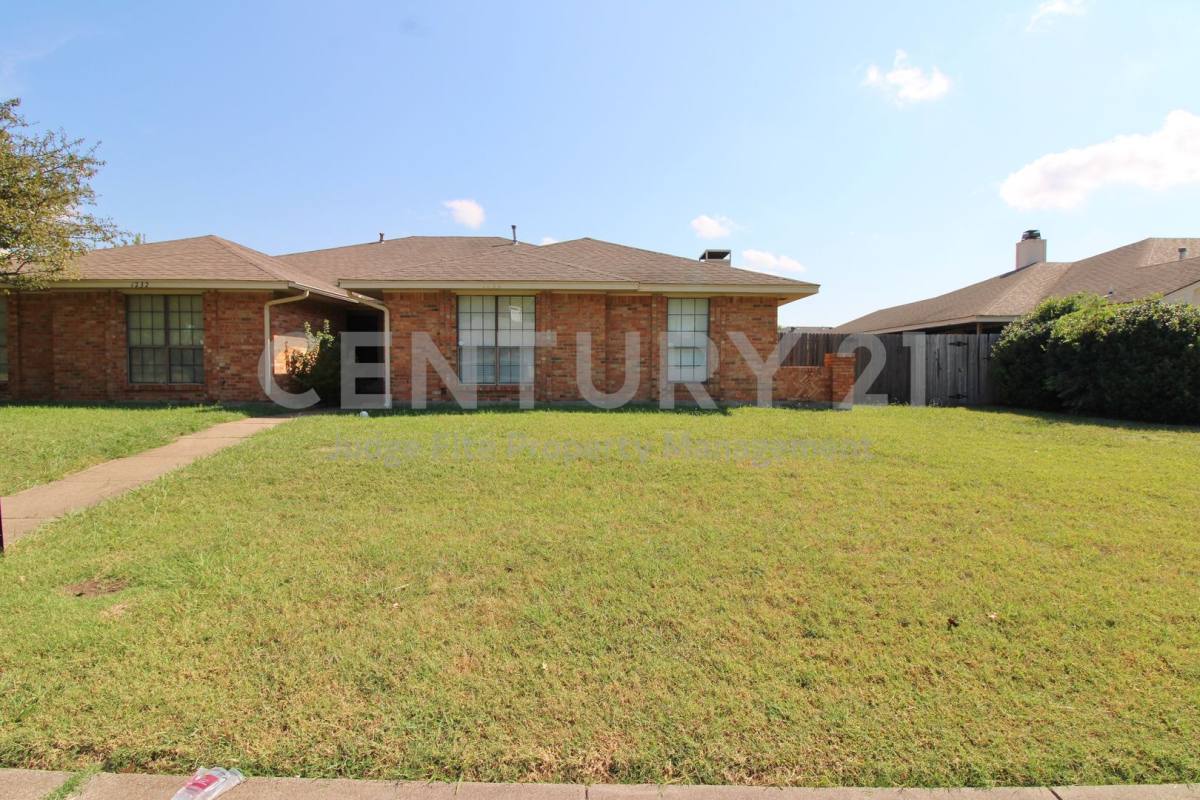 House for rent at 1234 Mockingbird Lane, Desoto, TX 75115