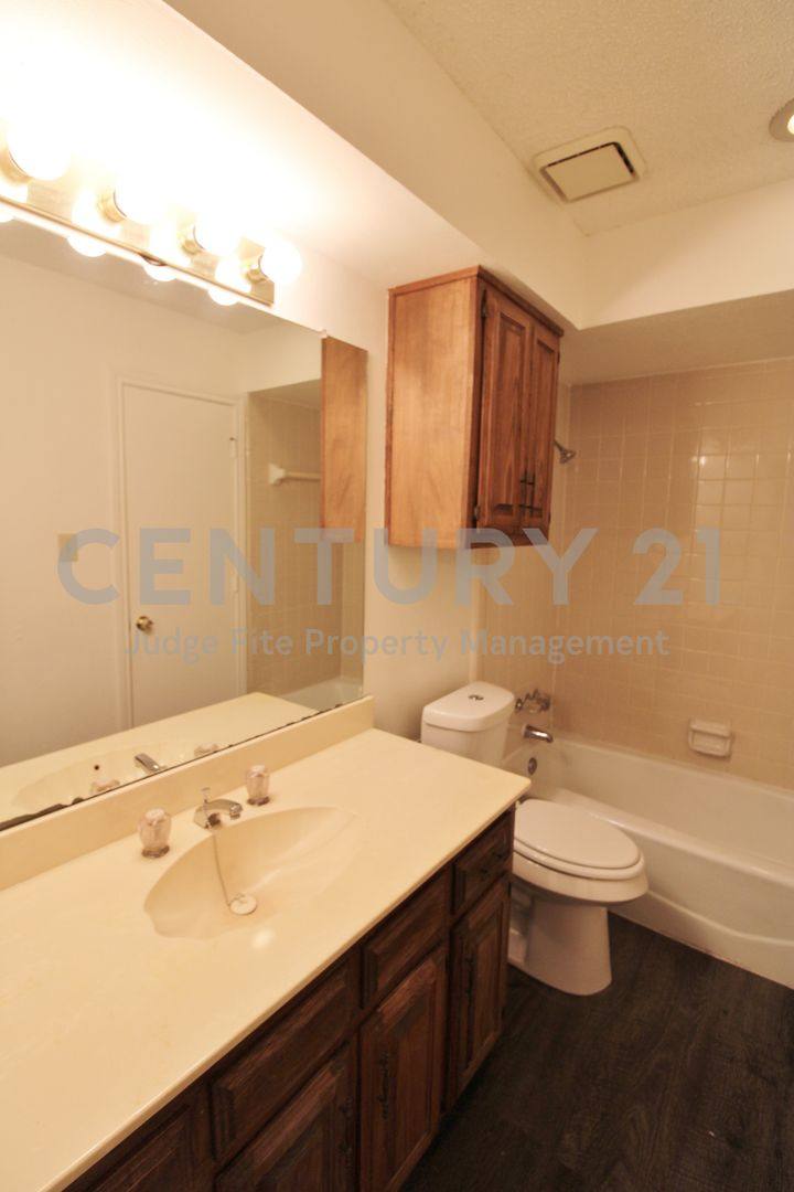 House for rent at 1234 Mockingbird Lane, Desoto, TX 75115