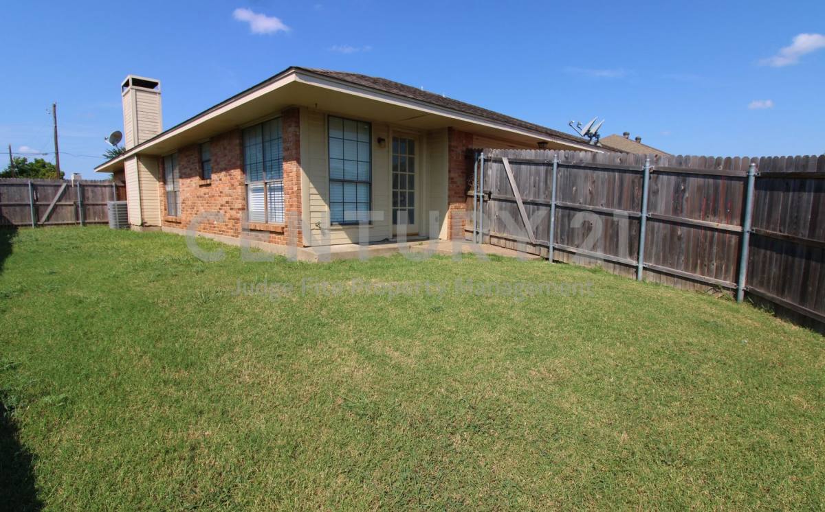 House for rent at 1234 Mockingbird Lane, Desoto, TX 75115