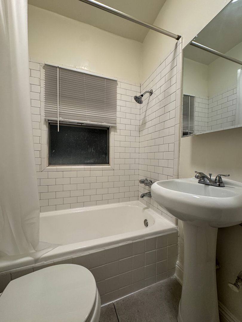 Apartment for rent at 526 S Union Ave, Los Angeles, CA 90017