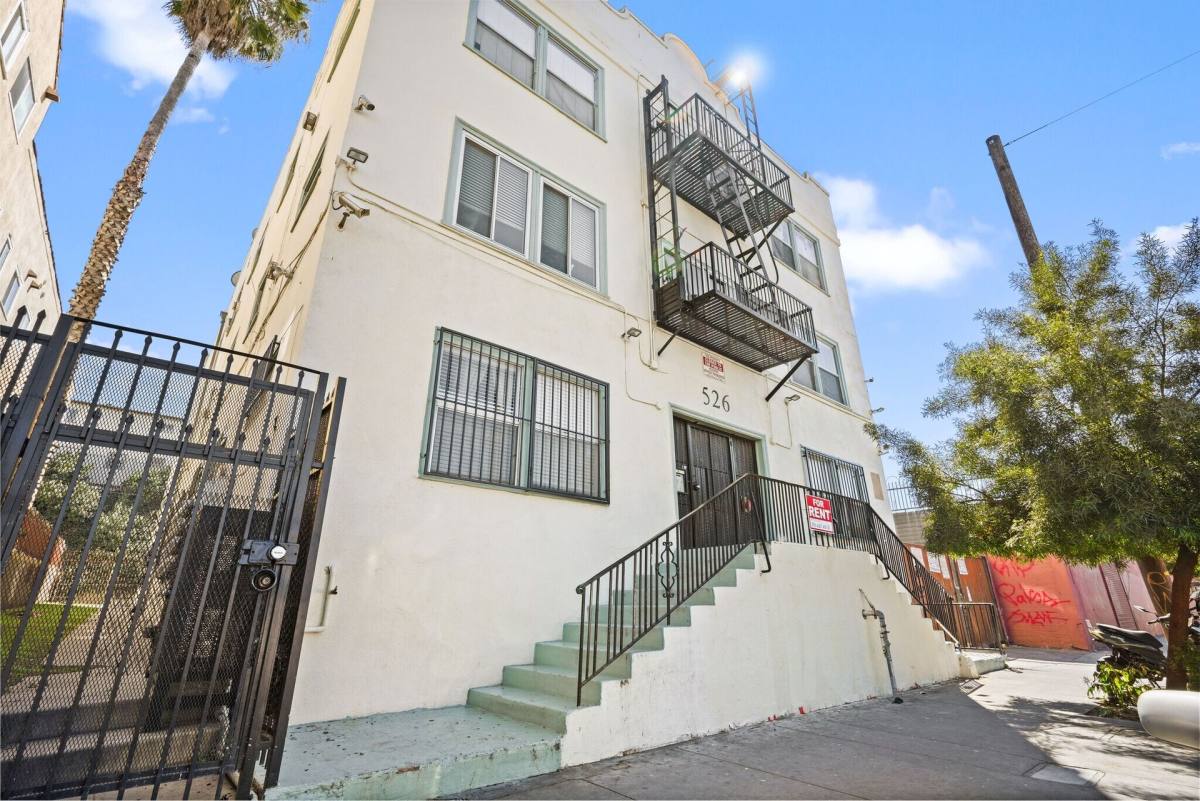 Apartment for rent at 526 S Union Ave, Los Angeles, CA 90017