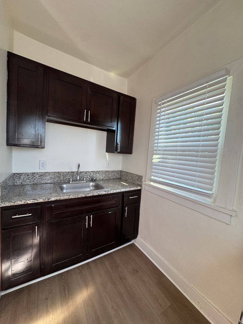 Apartment for rent at 526 S Union Ave, Los Angeles, CA 90017
