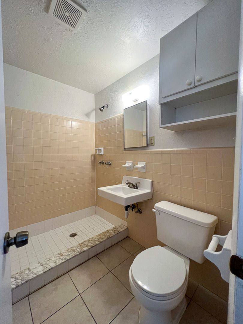 Apartment for rent at 1406 SW 18th Place, Gainesville, FL 32608