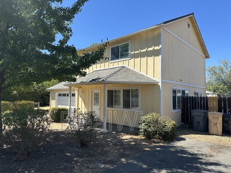 House for rent at 715 SW Laurel St, Grants Pass, OR 97526