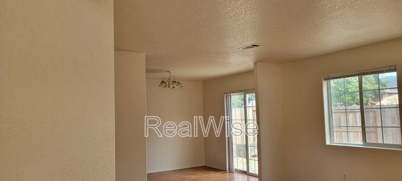 House for rent at 715 SW Laurel St, Grants Pass, OR 97526