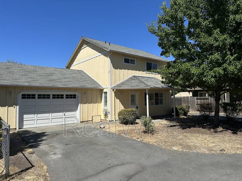 House for rent at 715 SW Laurel St, Grants Pass, OR 97526