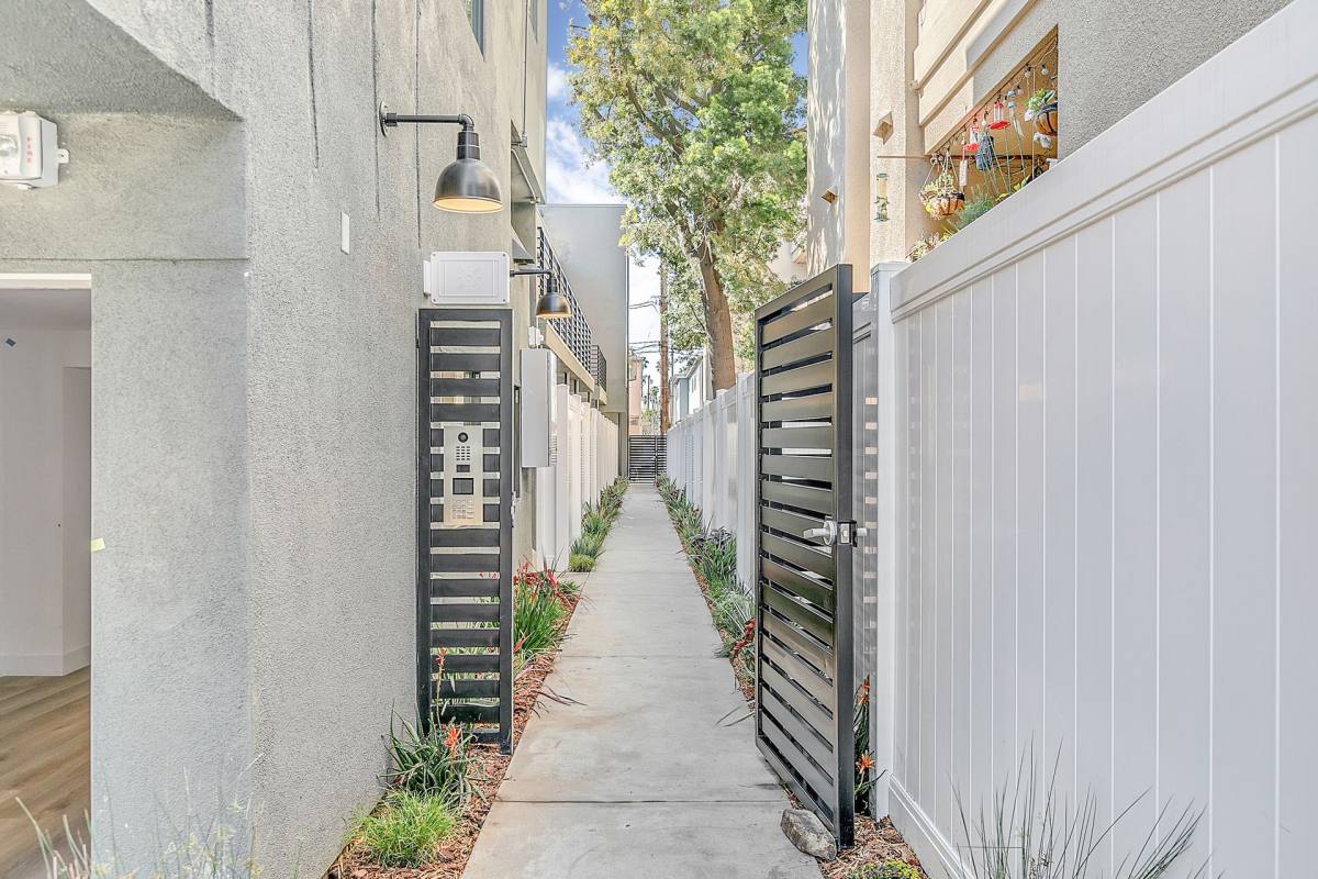 Apartment for rent at 914 7th St, Santa Monica, CA 90403