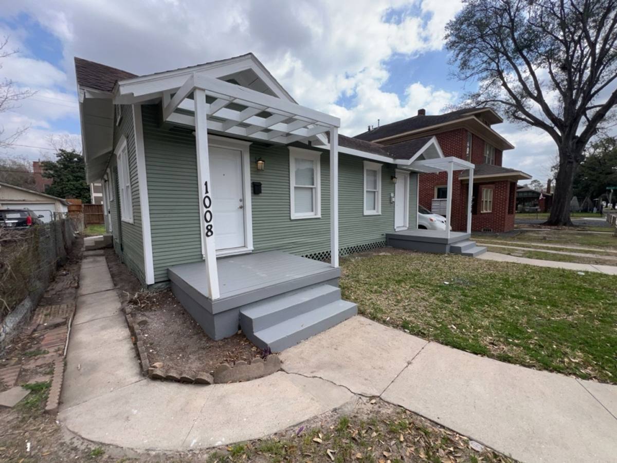 House for rent at 1008 Studewood St, Houston, TX 77008