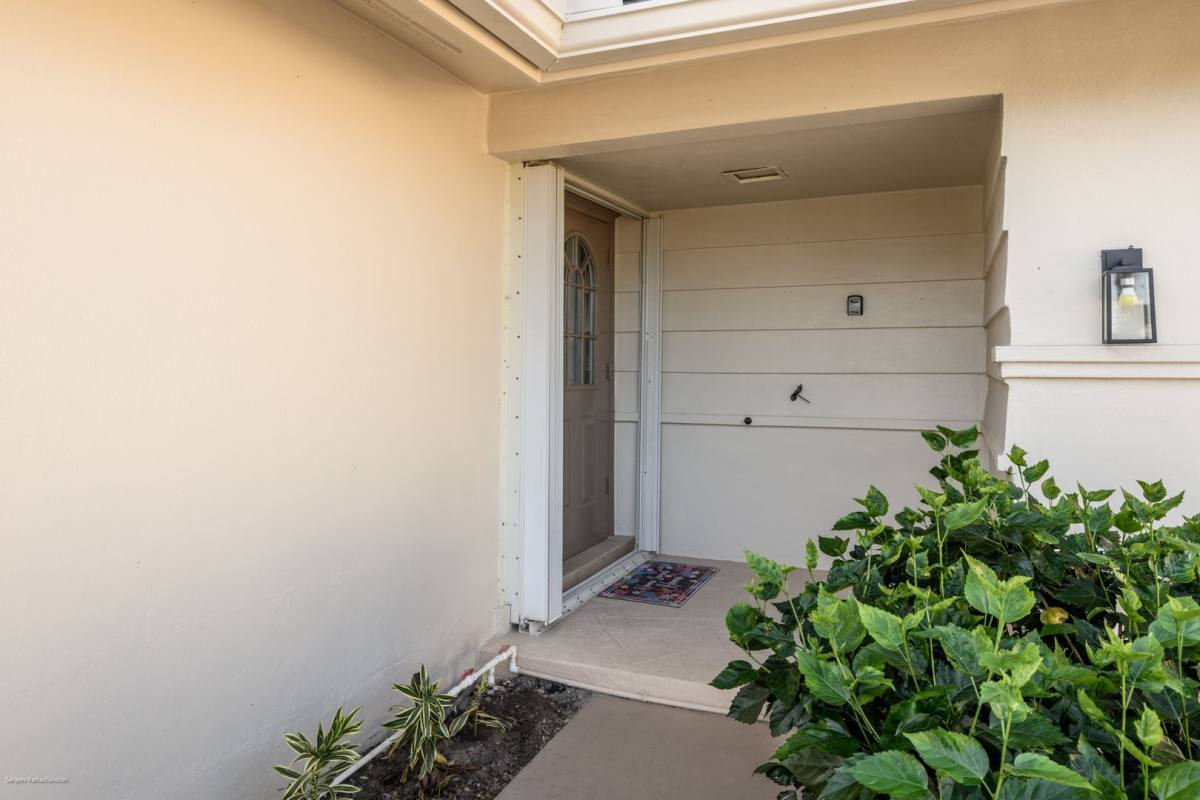 Apartment for rent at 149 Crescent Dr, Punta Gorda, FL 33950