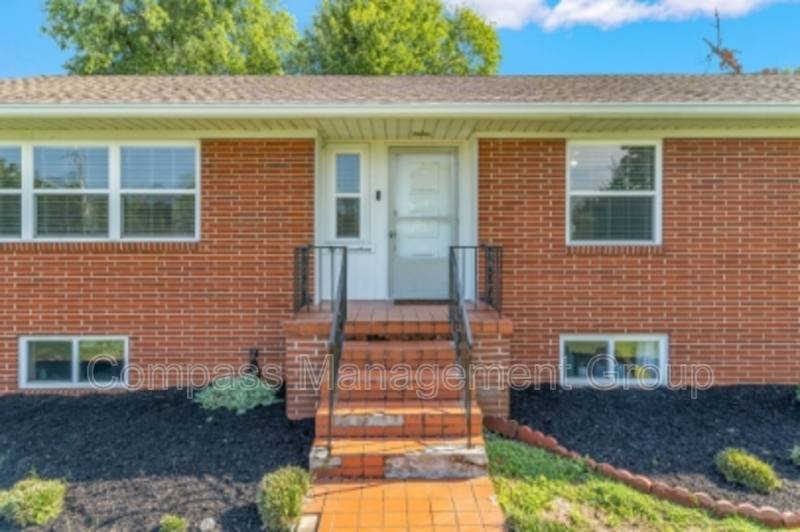 House for rent at 217 Buckingham Dr, Knoxville, TN 37909