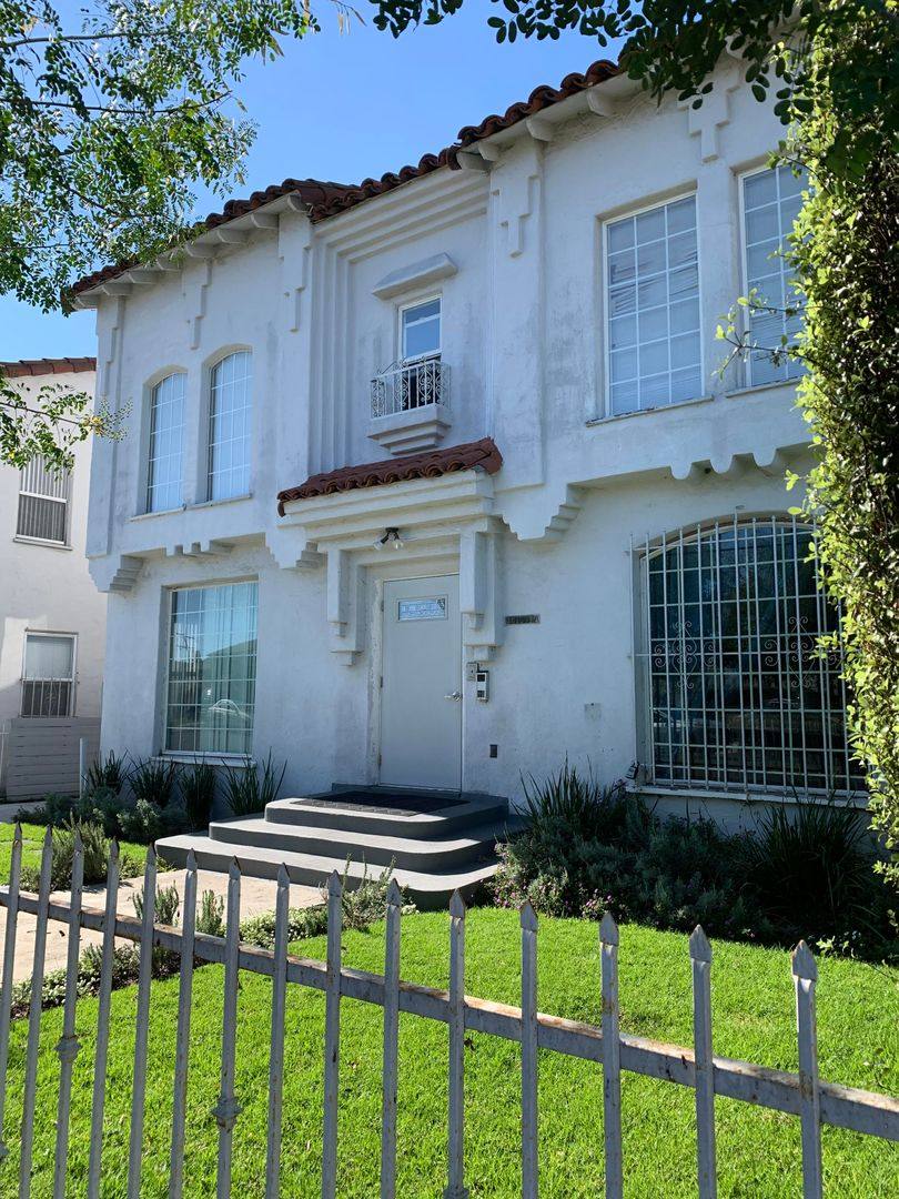 Apartment for rent at 3015 Virginia Rd, Los Angeles, CA 90016