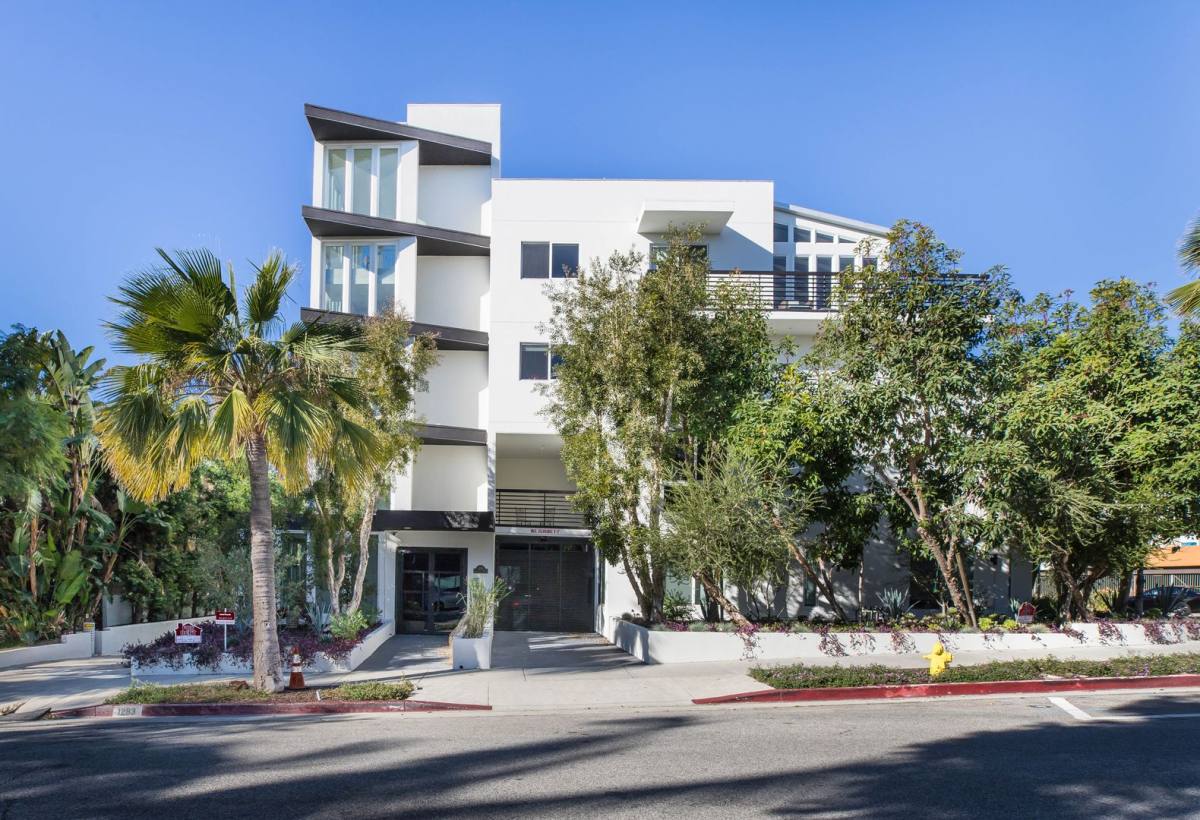 Townhouse for rent at 1283 Havenhurst Dr #101, Los Angeles, CA 90046