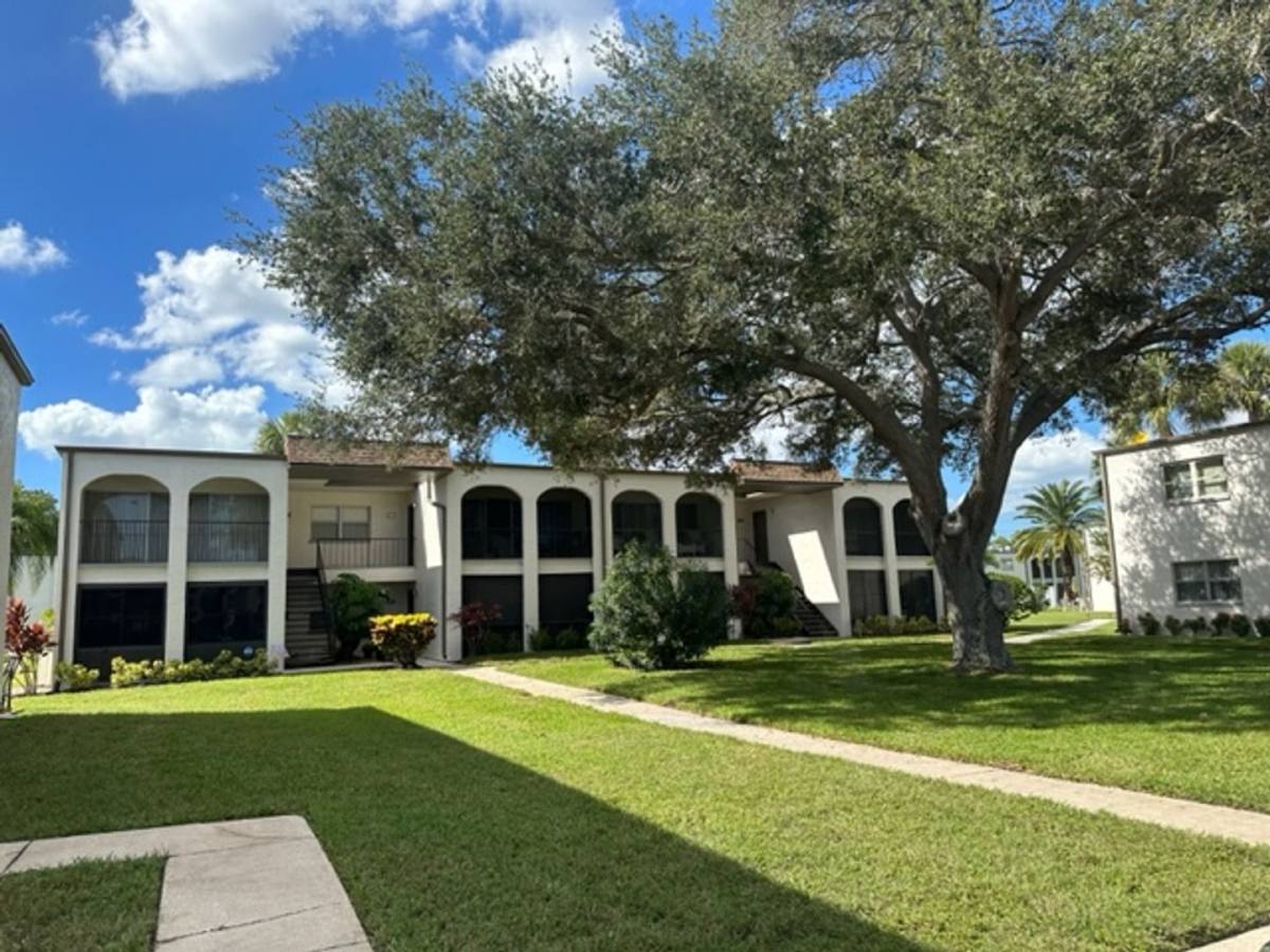 Apartment for rent at 7701 Starkey Rd, Seminole, FL 33777