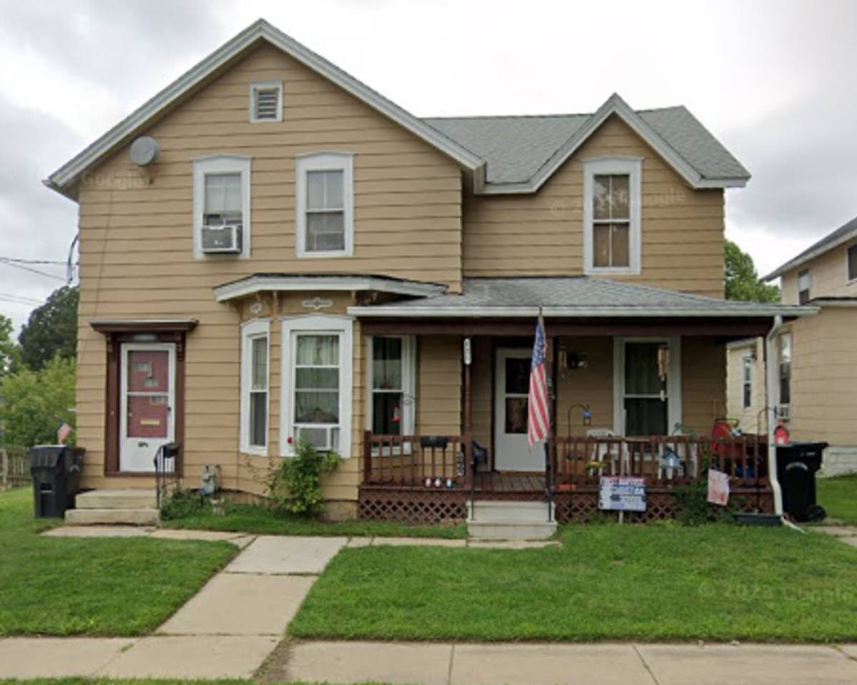 Apartment for rent at 121 Chestnut St, Elyria, OH 44035