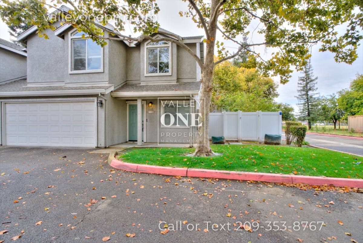 Townhouse for rent at 1170 E Monte Vista Ave, Turlock, CA 95382
