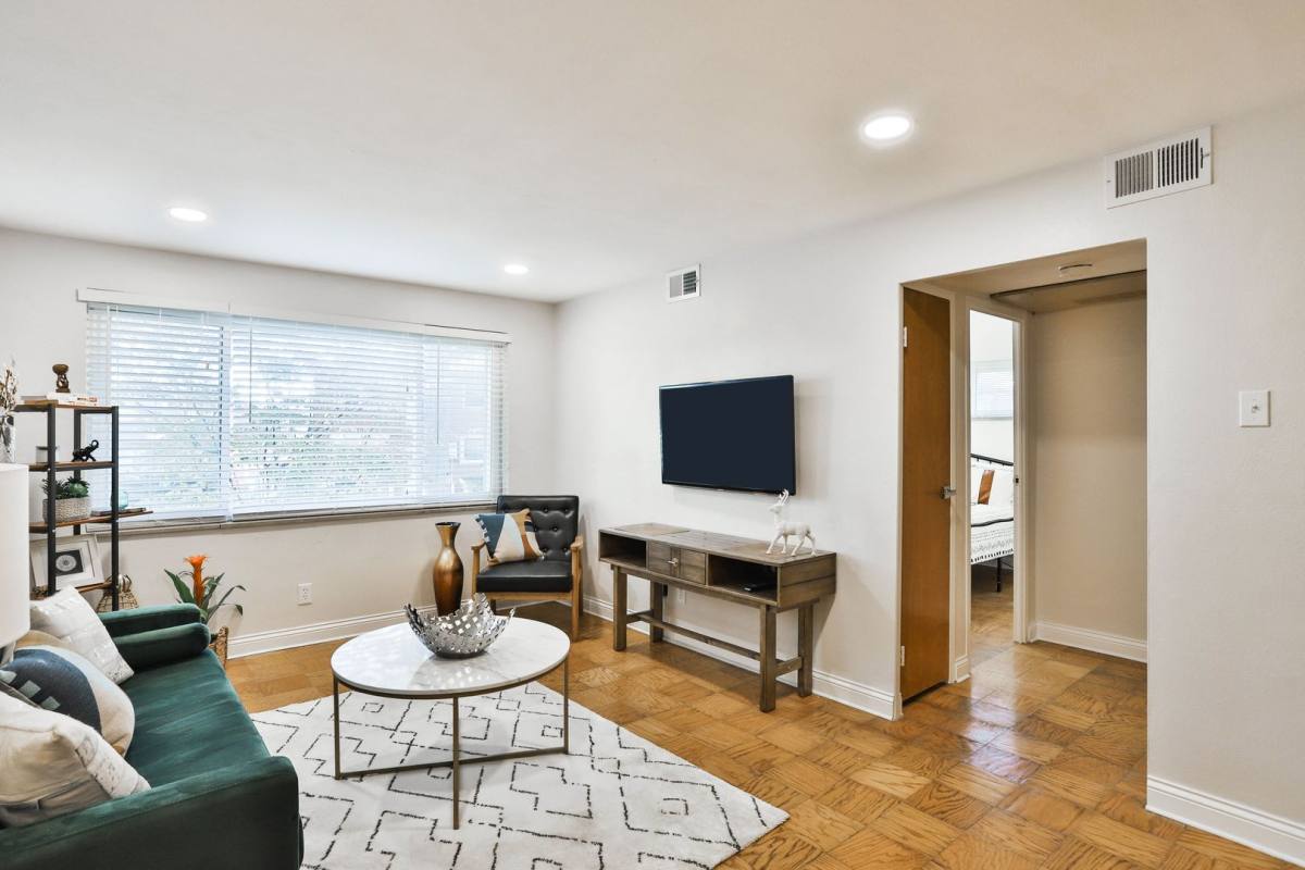 Apartment for rent at 7055 Hampton Ave, Saint Louis, MO 63109
