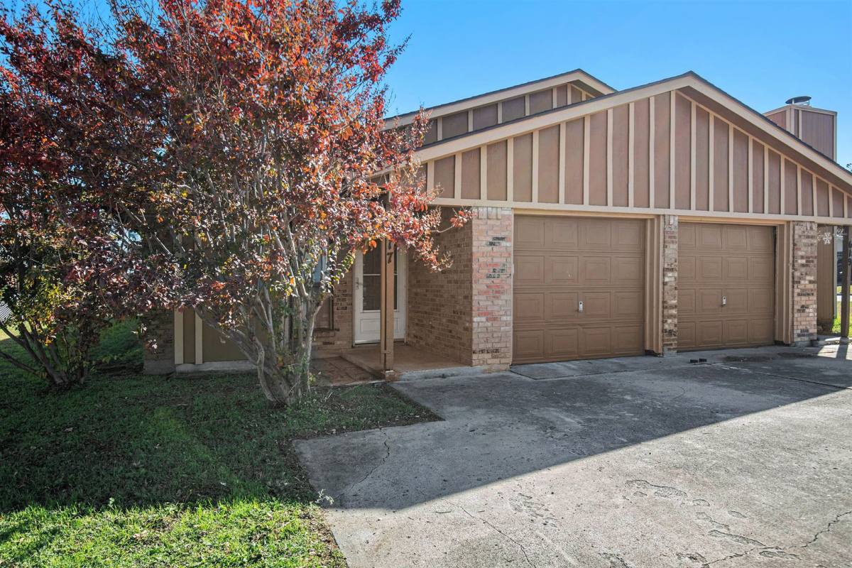 House for rent at 617 S Las Vegas Trail, Fort Worth, TX 76108