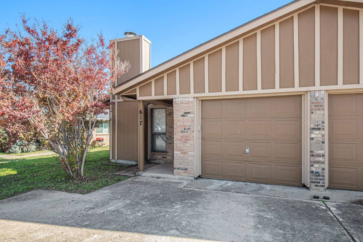 House for rent at 617 S Las Vegas Trail, Fort Worth, TX 76108