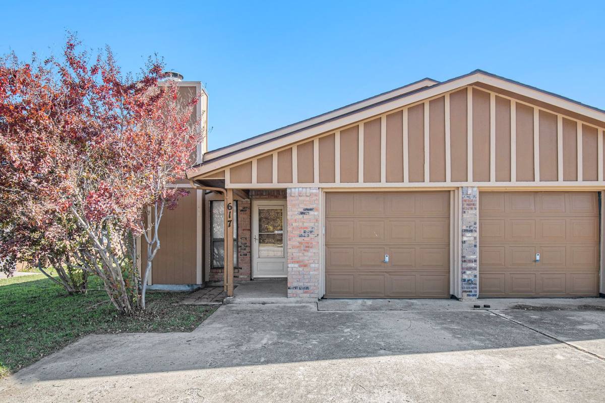 House for rent at 617 S Las Vegas Trail, Fort Worth, TX 76108