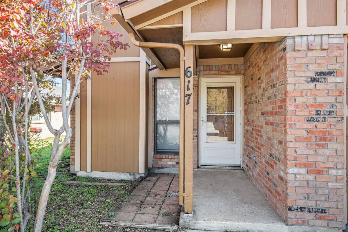 House for rent at 617 S Las Vegas Trail, Fort Worth, TX 76108