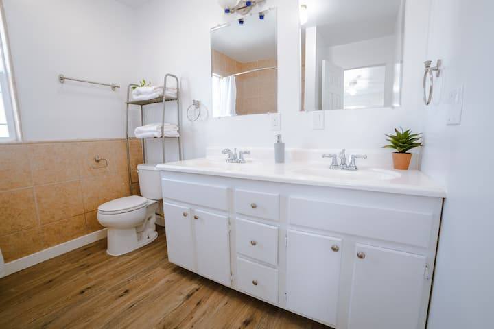 Apartment for rent at 5648 Berkshire Dr #C, Los Angeles, CA 90032