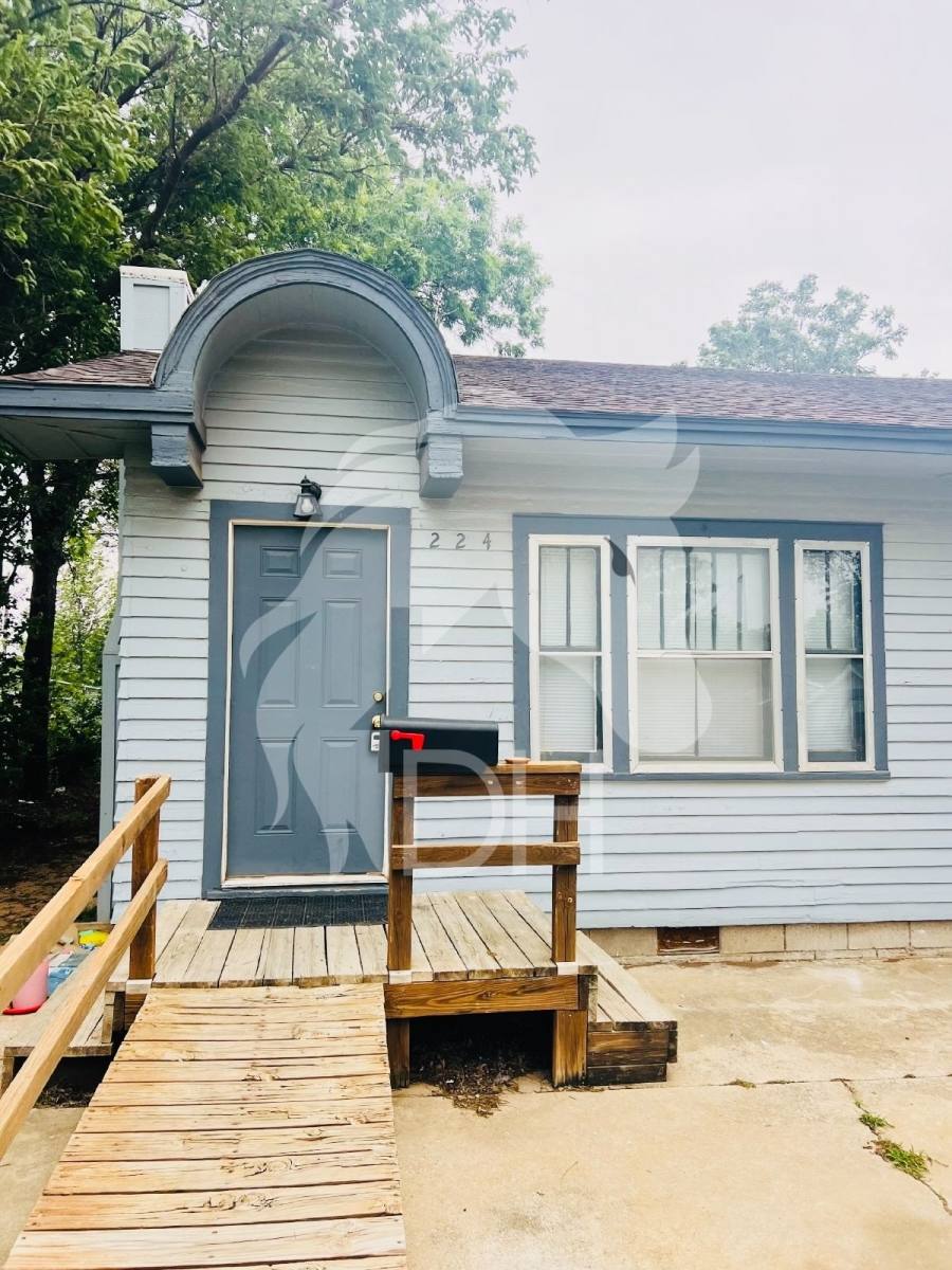 Townhouse for rent at 224 W Iowa Ave, Enid, OK 73701