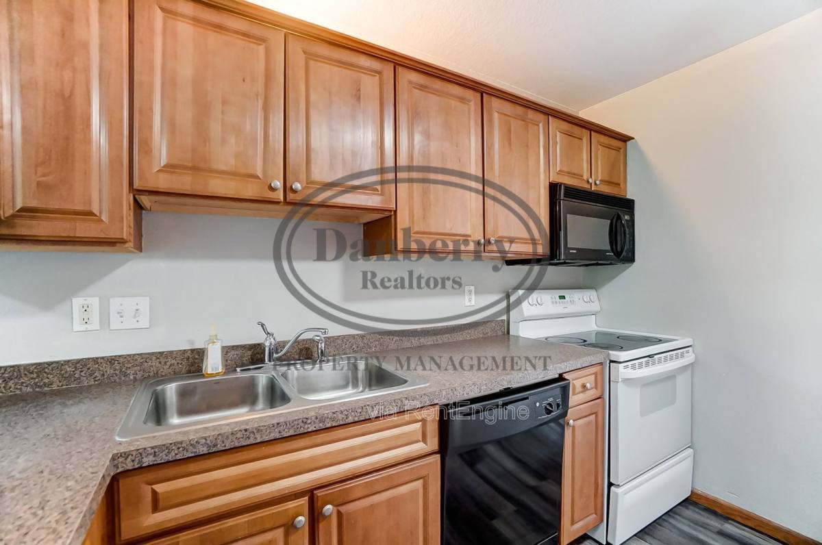 Townhouse for rent at 1119 N Byrne Rd, Toledo, OH 43607