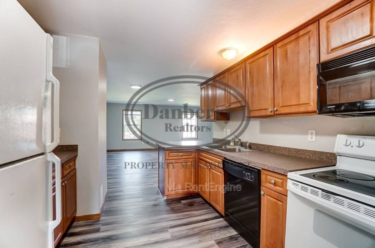 Townhouse for rent at 1119 N Byrne Rd, Toledo, OH 43607