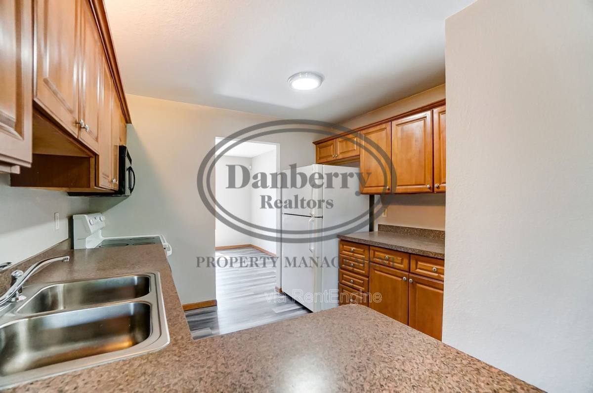 Townhouse for rent at 1119 N Byrne Rd, Toledo, OH 43607