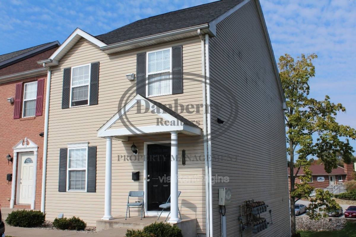 Townhouse for rent at 1119 N Byrne Rd, Toledo, OH 43607