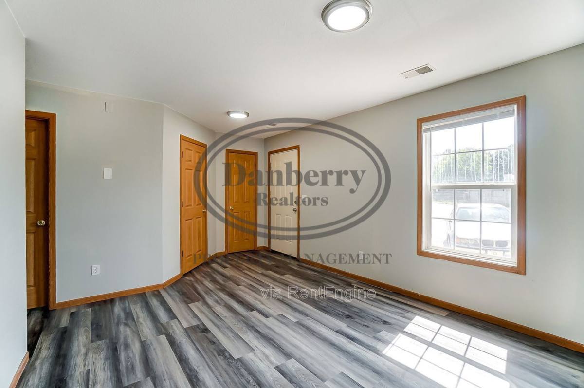 Townhouse for rent at 1117 N Byrne Rd, Toledo, OH 43607