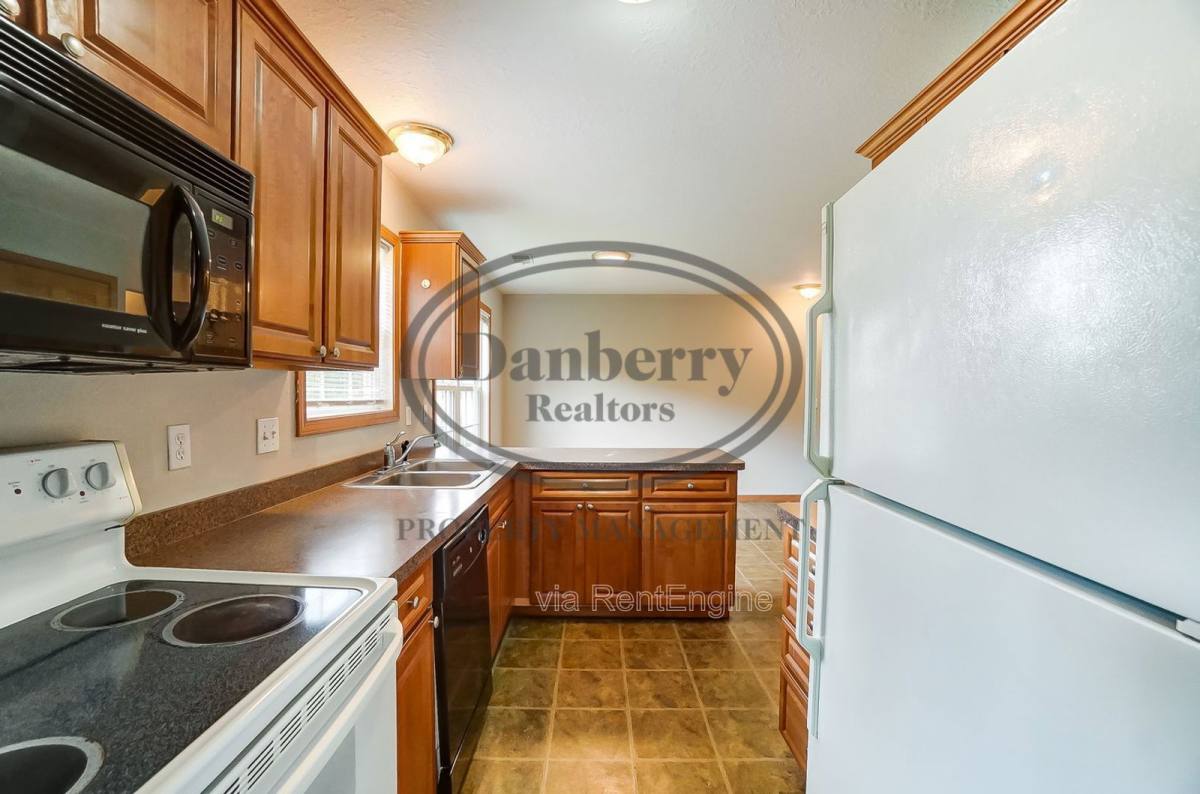 Townhouse for rent at 1103 N Byrne Rd, Toledo, OH 43607