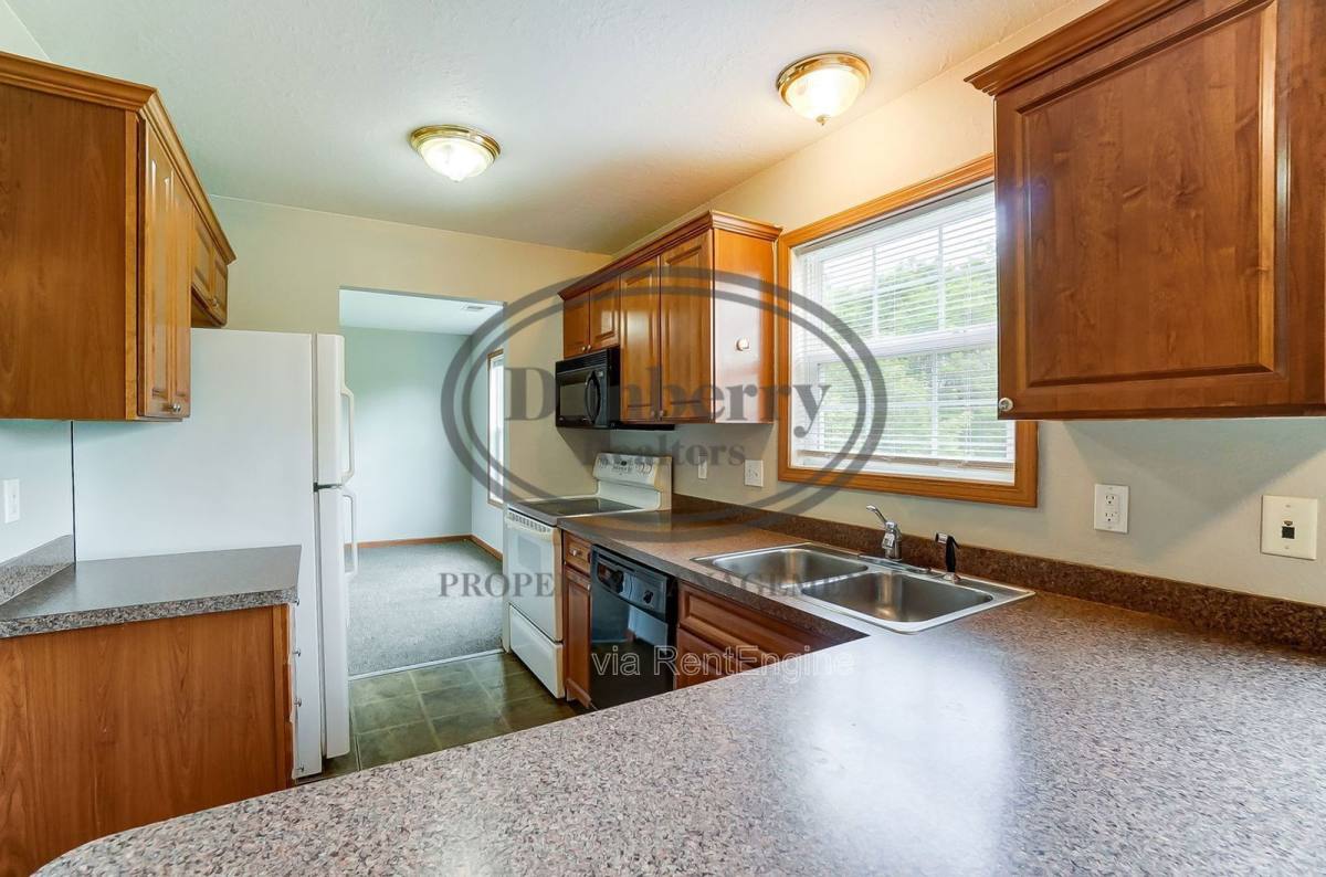 Townhouse for rent at 1103 N Byrne Rd, Toledo, OH 43607