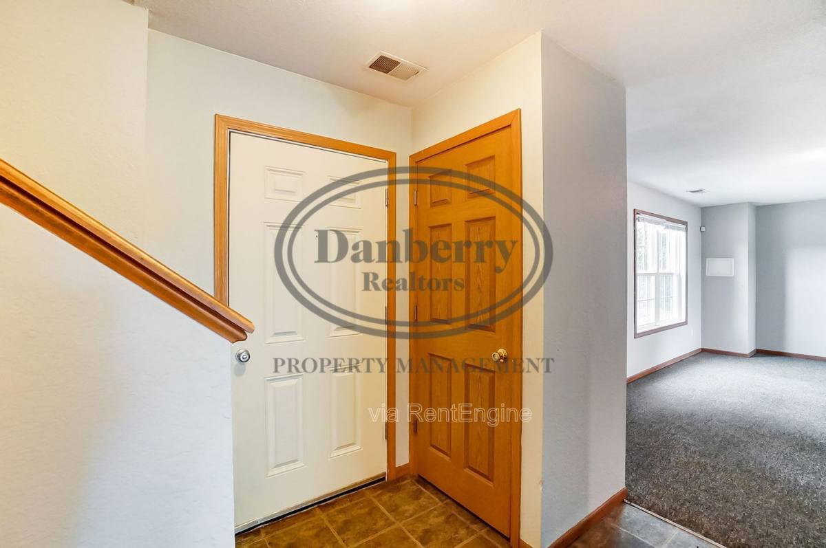Townhouse for rent at 1103 N Byrne Rd, Toledo, OH 43607