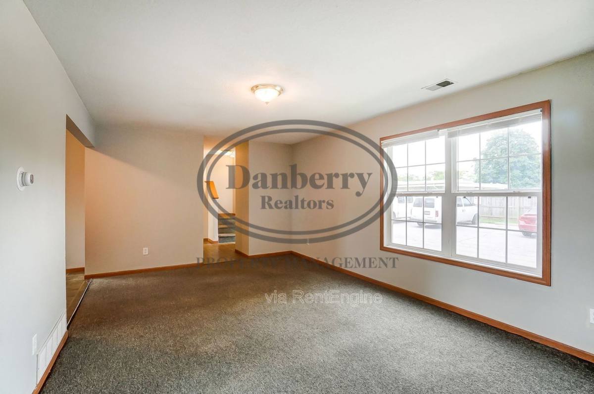 Townhouse for rent at 1103 N Byrne Rd, Toledo, OH 43607
