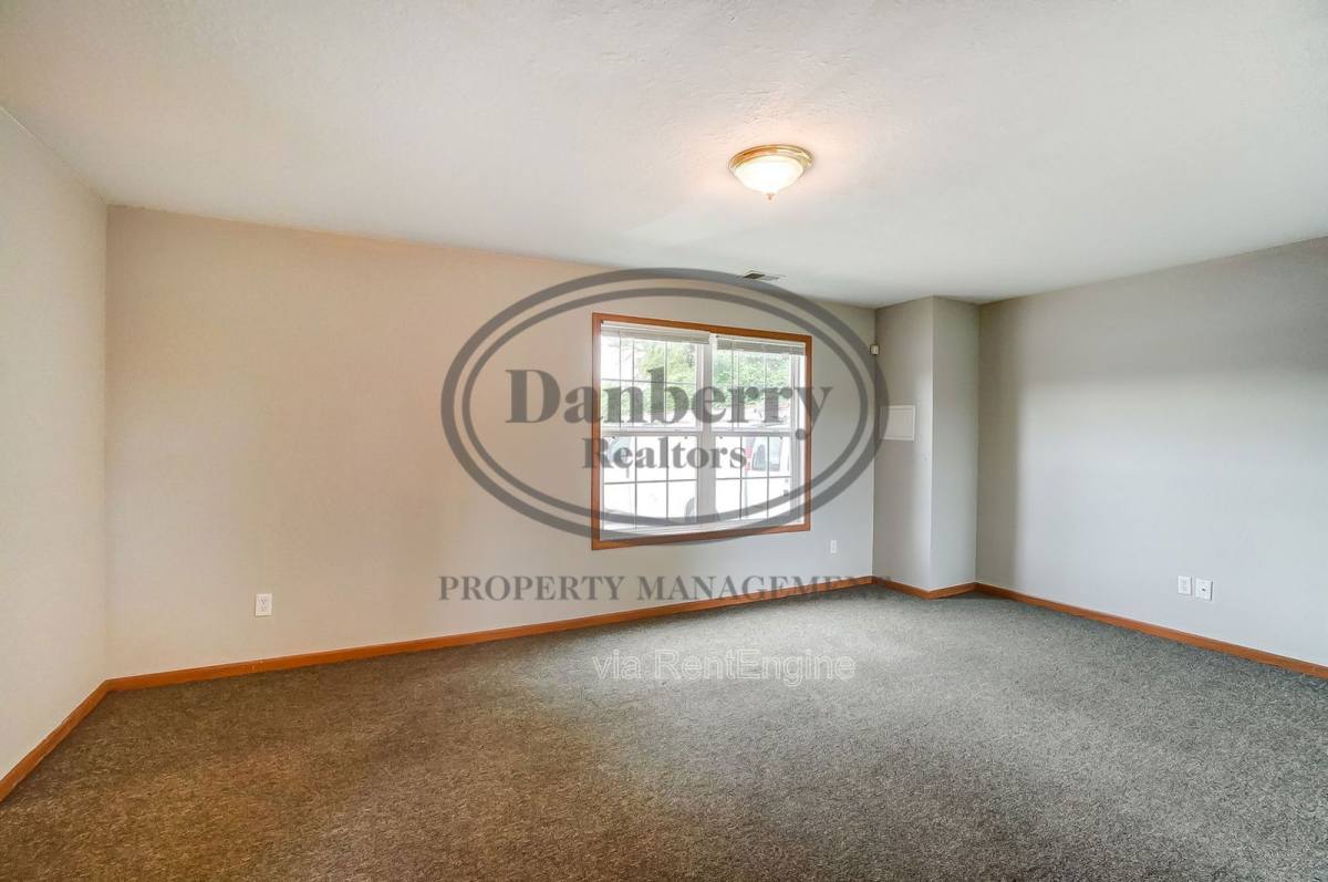 Townhouse for rent at 1103 N Byrne Rd, Toledo, OH 43607